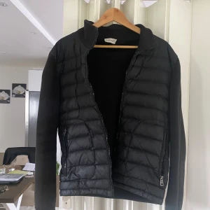 Svart moncler cardigan - Svart cardigan från Moncler, perfekt nu inför hösten 🍂🤩