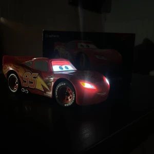 Sphero Ultimate Lightning McQueen - Disney pixar cars - Sällsynt samlarobjekt i toppskick! Inga synliga defekter och allt fungerar som det ska. Den här avancerade versionen av Blixten McQueen styrs via app, har rörliga ögon och mun, realistiska röster, ljus och ljud direkt från filmen. Perfekt för samlare eller Cars-fans som vill ha något riktigt unikt!  💰 Pris: 7 200 kr 📦 Kan skickas eller hämtas i Göteborg. Sällsynt samlarobjekt i toppskick! Inga synliga defekter och allt fungerar som det ska. Den här avancerade versionen av Blixten McQueen styrs 