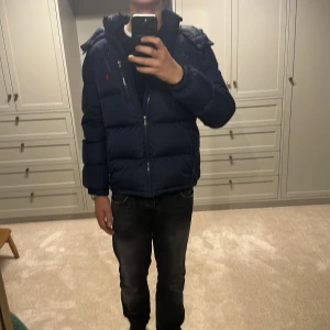 Ralph Lauren puffer  - Säljer en Ralph Lauren dunjacka köpt för 1 år sen ungefär, inga defekter förutom en lite sliten hängare men den funkar som ny. Största barnstorleken som sitter bra på mig som är 178cm lång. Skriv för mer bilder eller frågor!🍾🍾