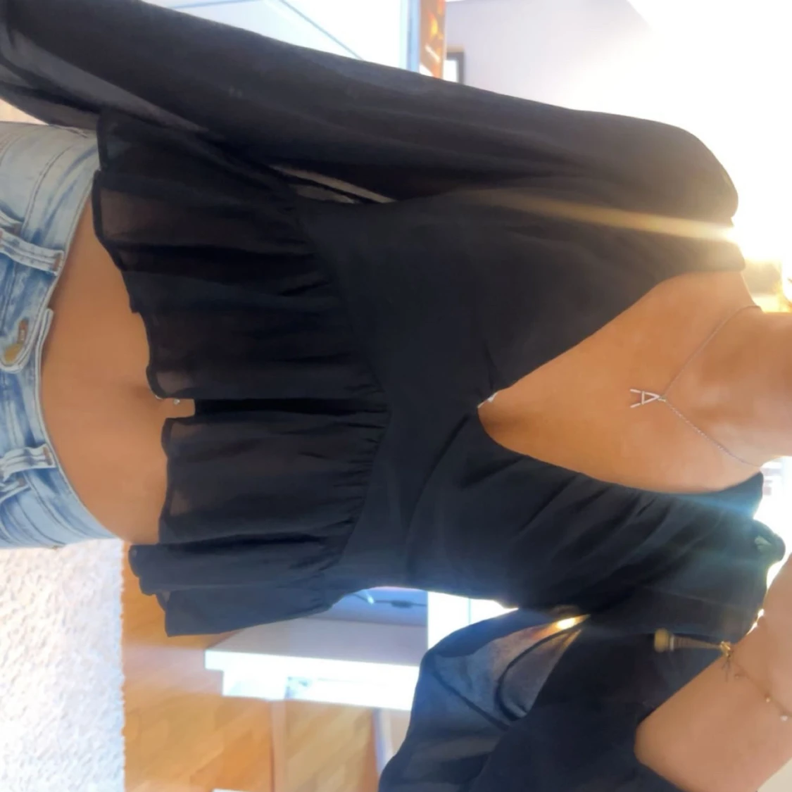 Svart blus med öppen rygg och knyt