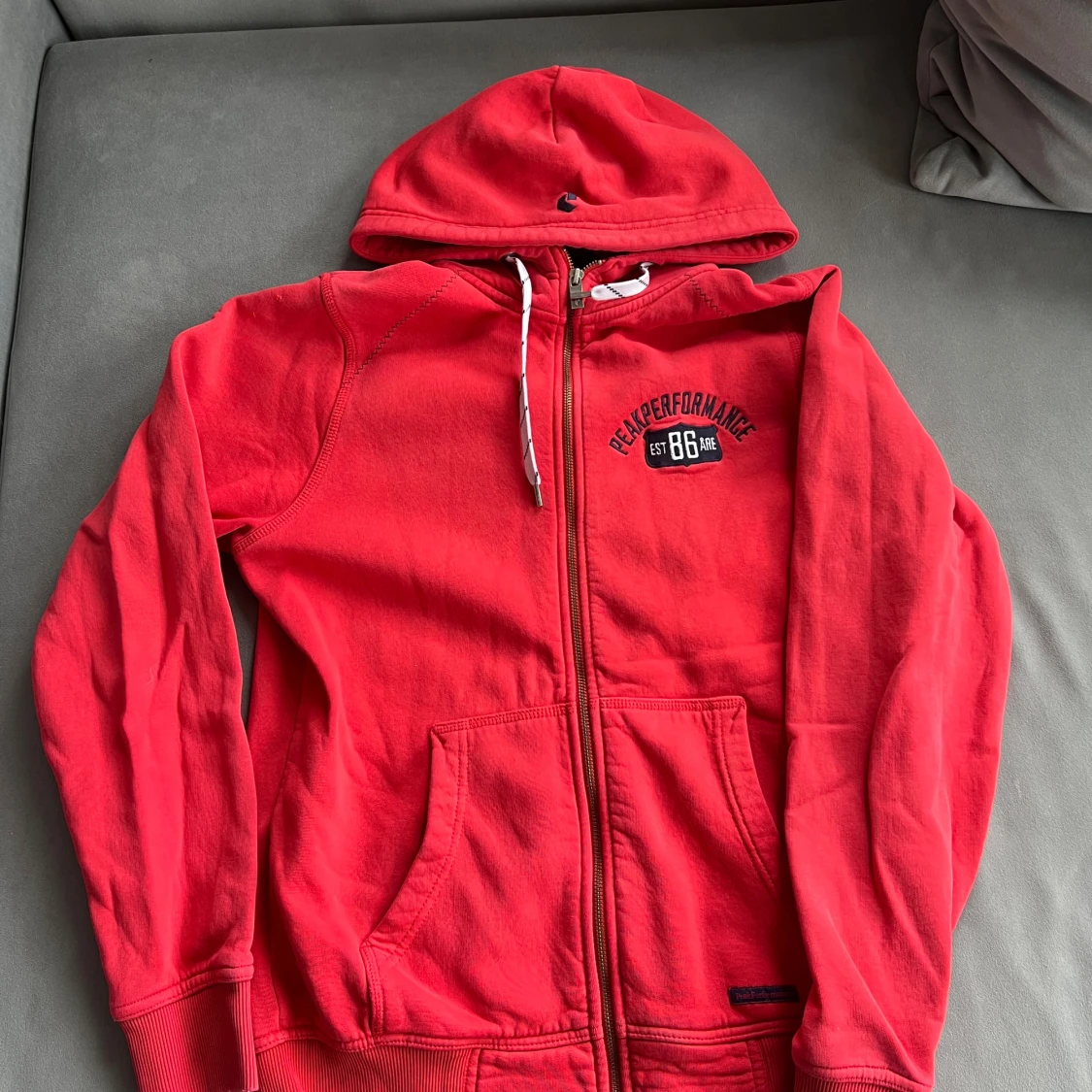 Röd hoodie från Peak Performance