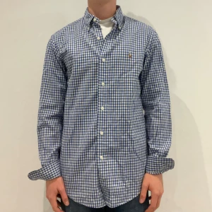 Blårutig skjorta från Polo Ralph Lauren - Blå/ vit rutig Ralph lauren skjorta || Storlek S (Classic fit) || Skjortan är i bra skick || modellen på bilden är 170cm och väger 62kg || Tveka inte på att höra av dig vid frågor eller funderingar 