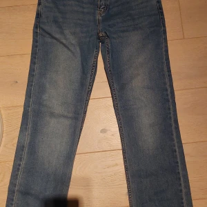Levi's blå jeans straight fit - Säljer ett par klassiska Levi's jeans i blå tvätt med straight fit. Perfekta för dig som gillar tidlös stil och vill ha ett par jeans som funkar till allt. Passar runt 175cm