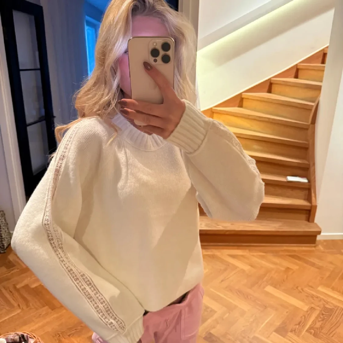 Vit stickad tröja med spetsdetalj - 1