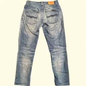 Nudie Jeans - Säljer dessa snygga nudie jeansen i modellen Grim Tim! Storleken är W29 | L32  och sitter riktigt skönt! De har blivit igensydda i skrevet hos nudie jeans i Stockholm!