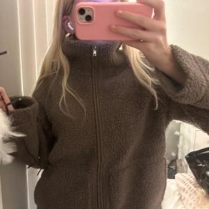 Brun teddyjacka  - Säljer denna populära Teddy jackan!! Superskön, går att ha högkrage och inga speciella tecken på användning❣️❣️