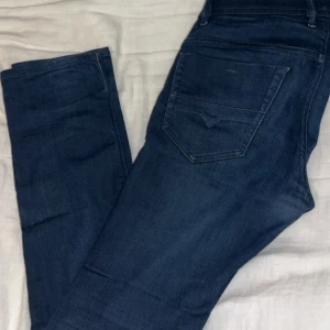 Slim jeans  - Slim jeans - Diesel - Storlek: W29, L32 - Bra skick, lite färgslitage (kom privat för bilder) - Nypris: 1499kr - Mitt pris: 179kr - hör av dig vid funderingar💫