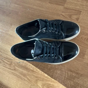 Svarta sneakers från Lanvin med lackad tå - Säljer dessa svarta lanvins, storlek Uk 9, en repa på blanka delen, men annars inte så mycket mer