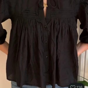 Svart blus med knyt och knappar - Svart blus från Gina tricot