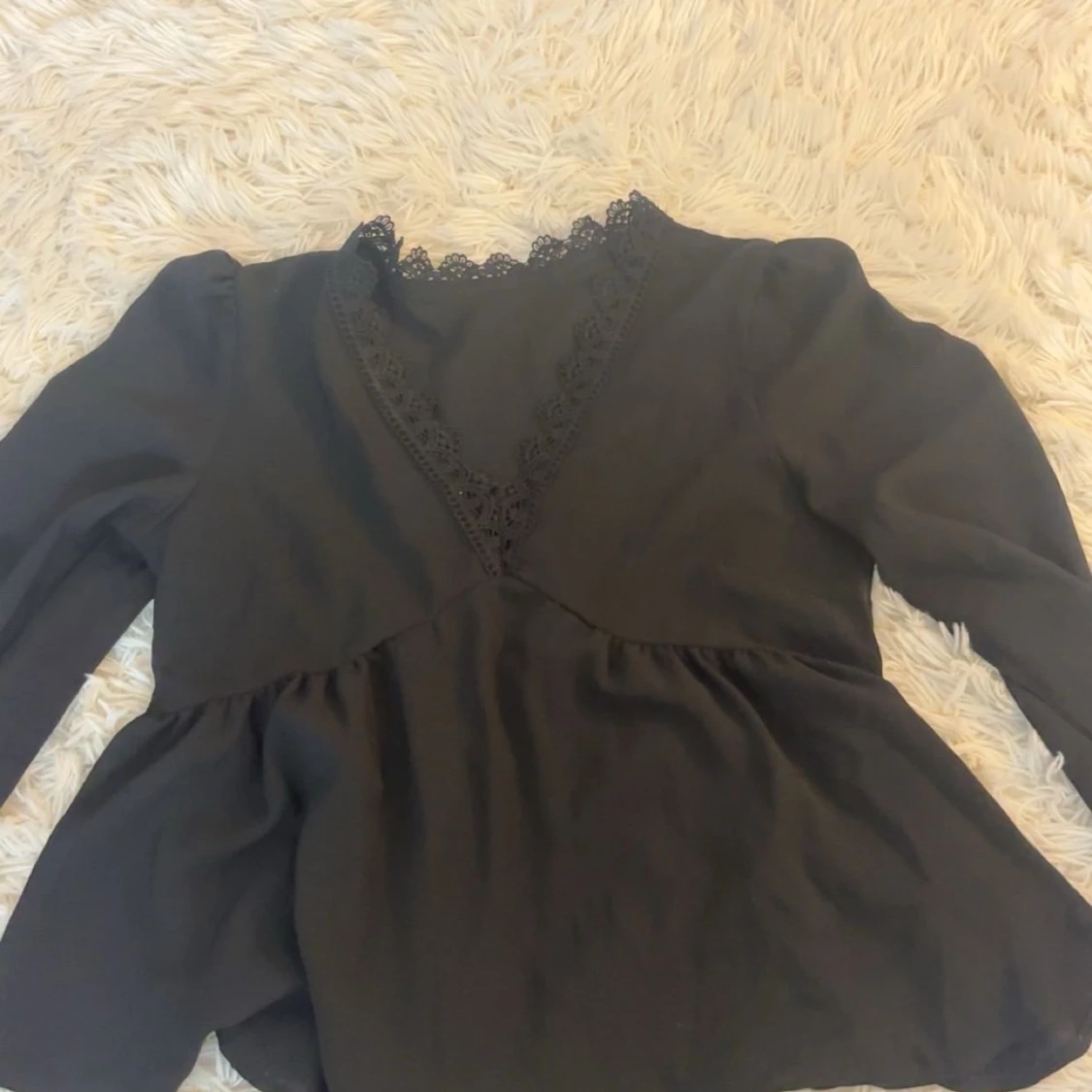 Svart blus med spets och v-ringning - 2