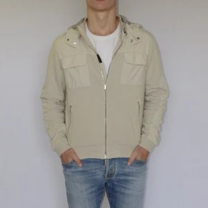 Moorer cardigan jacka  - MOORER CARDIGAN JACKA  Storlek : IT48  Passform : Normal   Användning : Jackan är i ett väldigt fint skick finns en liten slitning på insidan av jackan  Nypris : Cirka 11000SEK  Modellen på bilen är 182CM och väger 76KG