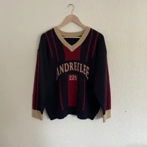 Jersey jumper - Measurements: — Sleeve length: 49 cm — Shirt length: 38 cm