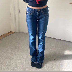 Blå holliester bootcut jeans - Säljer ett par klassiska blå holliester jeans med bootcut passform. Storlek W27 L35. Jeansen har låg midja, snygga kontrastsömmar och är uppsprättadde. Hör av er för mer information! Pris går även att diskutera.