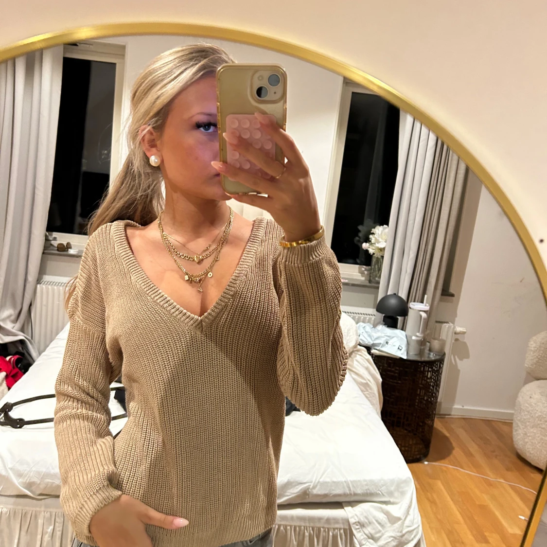 Beige stickad v-ringad tröja