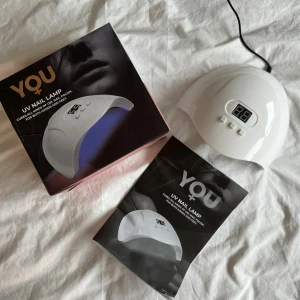 UV lampa - UV lampa  med stor display och tre timerinställningar (30, 60, 90 ) Skonsamt ljus och böjd design för ögonskydd. Passar både händer och fötter. USB-anslutning. Bra skick, dock inte bästa kvalité men funkar!! 