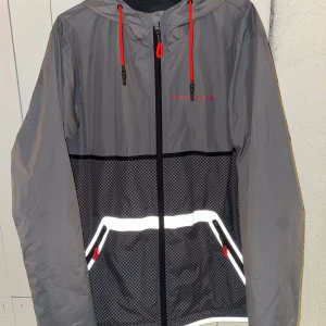  Porsche jacka - Porsche Vindjacka i storlek M/L. Jag är 184 och den passar mig. Men kan även passa lite större om något. Mycket gott skick använd fåtal gånger.