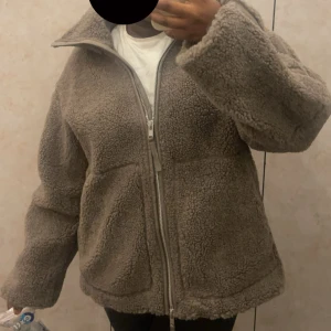 Beige teddyjacka med dragkedja - Säljer min teddyjacka från hm. Supermysig och passar perfekt till hösten/vintern💕💕💕