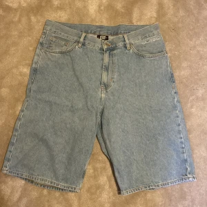 Ljusblå denimshorts från Sweet SKTBS - Ljusblå denimshorts från Sweet SKTBS .Modellen är loose fit och har en rak, lite längre benlängd. Är öppen för ett lägre pris vid snabb affär. Om ni har några frågor skriv gärna!