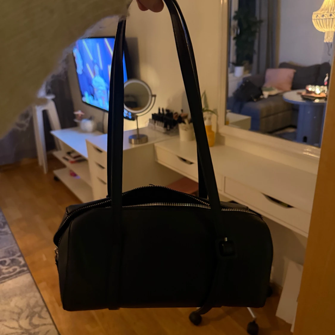 Svart axelväska med dragkedja - 1