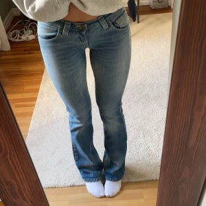 Lågmidjade bootcut jeans - Jättesnygga lågmidjade bootcut jeans, mina favoriter!! Säljer då de blivit för små. Jättebra kvalitet, ser knappt använda ut. 