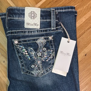 Miss me jeans - Säljer helt nya och oanvända flared miss me jeans. Storlek 10 i barn storlek på miss me hemsidan, vet inte exakt men den motsvarar ungefär S. Midja är ca 63 cm och innerbensmått är ca 73 cm. Priset kan diskuteras!💕