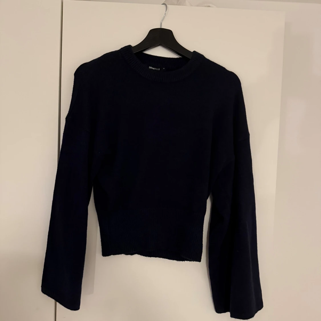 Mörkblå stickad tröja Gina Tricot