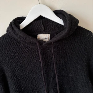 Stickad ull hoodie - Säljer denna riktigt feta stickad ull hoodien!⭐️Skick 9/10!🤝Storlek M passar M!🙌Hör gärna av er om ni har funderingar!👍