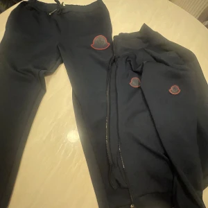 Svarta mjukisbyxor från Moncler  - Säljer ett par svarta mjukisbyxor från Moncler 