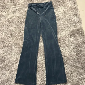 Mörkblå velourbyxor Gina Tricot XXS - Mörkblå mjukisbyxor från Gina Tricot i storlek XXS, tillverkade i mjuk velour. Byxorna har bootcut form och snörning i midjan med metalländar. Jag säljer dom pga dom har blivit för små på mig.😊👍