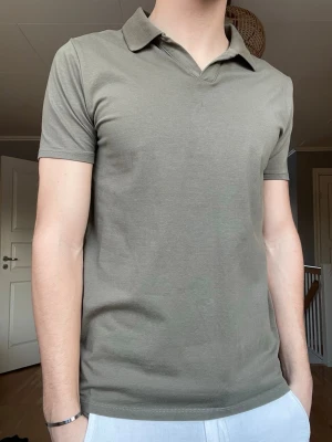 Grön piké Lindbergh - Jätte snygg helt ny grön piké ifrån Lindbergh i storlek S. Hör av er vid fler funderingar🤝