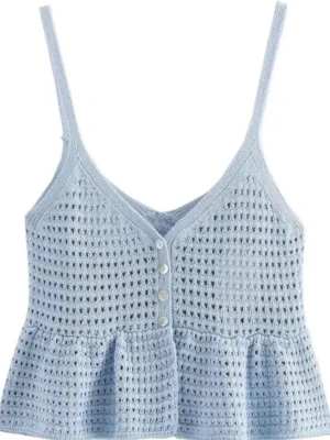 Zara topp - Supersöt ljusblå stickad linnetopp från Zara med smala axelband och v-ringning. Toppen har virkade hålmönster, knappar framtill och en volangkant nedtill som ger en chill och somrig vibe.