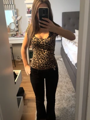 leopardmönstrad topp från nelly - så snygg tight leopardmönstrad topp från nelly, den är väldigt mjuk o stretchig🩷 inga defekter
