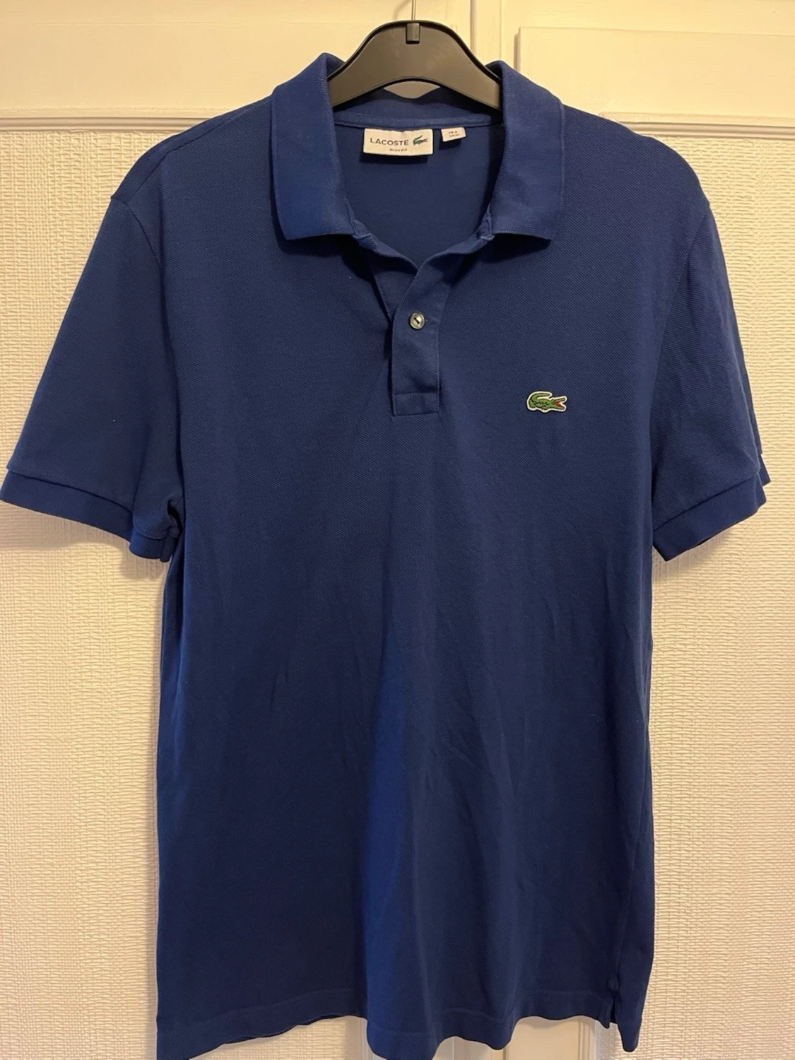 Marinblå pikétröja från Lacoste