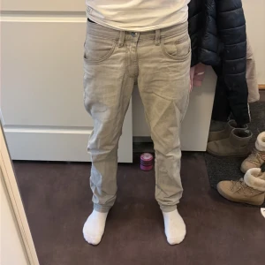 indicode jeans - Säljer ett par ljusgrå jeans från indicode med klassisk femficksdesign och smal passform. Tillverkade i mjuk bomullsblandning för skön känsla och stilren look.