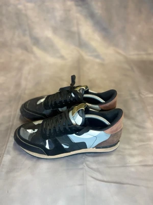 Valentino Rockrunners | 44 - Säljer dessa otroligt feta rockrunners skorna i size 44. Skorna är i bra skick, som även syns på bilderna. Inget og tillkommer vid köp | Skriv vid minsta lilla intresse ! ⭐️