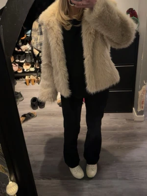 Pälsjacka - Säljer denna ursnygga pälsjackan från ginatricot då den inte kommer till användning. Den är sparsamt använd. Man kan stänga den igenom två krokar. Tror inte den finns kvar i ginatricots sortiment då jag inte hittade den när jag leta. Nypris: 799 mitt pris 700kr men kan sänkas vid snabb affär💓