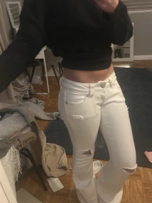 Vita bootcut lowwaist jeans från Gina Tricot XS - Säljer ett par vita jättefina bootcut jeans från Gina Tricot i storlek XS. Byxorna har slitna detaljer vid knäna och låren, klassisk femficksmodell och normal passform. Materialet är bomull med lite stretch för extra komfort. LÅGMIDJA, aldrig använda! Slutsålda på hemsidan.  