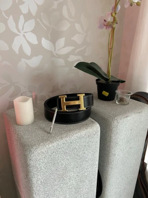 H bälte guld svart  - ● Ny och aldrig använt. Litet verktyg för att göra hål med är inkluderad 👍  ● Storlek: 115cm.   ● Fraktar inom 24h, så att du får paketet så fort som möjligt! 📦 Vid frågor eller intresse, dm. 😁