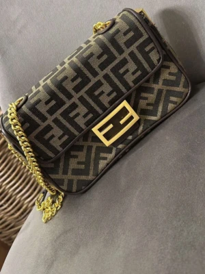 F väska Dam - Endast använd vid ett tillfälle, hör av er för fler bilder. Kedjan är justerbar. Pris går att diskutera vid snabb köp. 