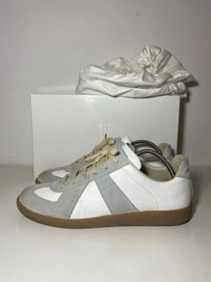 Maison Margiela GAT sneaker  - Skick 9/10, knappt använda. |Storlek 43 passar lite större| Box och Dustbag ingår| Gåva ingår vid köp!