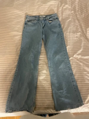 NA-KD jeans - Snygga jesns från nakd med låg midja och raka ben, väldigt fint skick❤️nypris 699. Säljer även ett par likadana i mörkblå