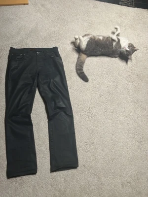 Nudie jeans - Säljer ett par riktigt feta nudie jeans, modellen är slim Jim och jag tror de är vaxade, som man ser på bild har stygnet gått upp lite på högra bakfickan men som kan lagas på närmsta nudie jeans butik helt gratis, tveka inte att fråga om du har några funderingar.