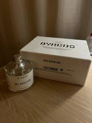 Byredo Blanche Eau de Parfum - Byredo Blanche Eau de Parfum i elegant design, 50 ml. Tillverkad i Frankrike. Perfekt för dig som vill ha en stilren och modern parfym från ett populärt märke.❤️❤️ btw så är locket borta!
