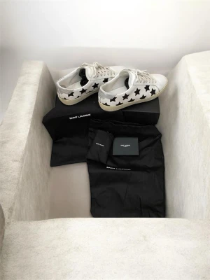 Saint Laurent SL/06 California skor (stjärnor) - Sjukt feta Saint Laurent SL/06 California skor med stjärnor. Size 42 - skick 9/10. Retail pris 6905kr -> mitt pris 2999kr;) kvitto och äkthetsbevis finns✅