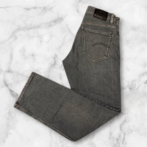 G-star raw jeans! - G-star raw jeans i en snygg kallare blå färg! storlek W28-L30. Modellen är straight fit och heter MOSA. Endast använd ett fåtal gånger. Hör av dig vid fler frågor 😁