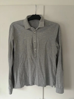 J.lindeberg skjorttröja - Grå snygg populär J.lindeberg pike tröja i storlek M. Grym passform och toppen skick verkligen så gott som ny. Sjukt snygg på!