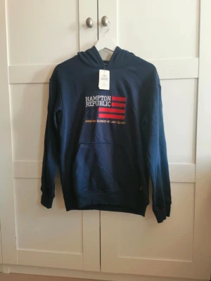 Blå hamton republic hoodie - Jättefin mörkblå Hampton Republic Hoddie i storlek 158/164 (Finns även 146/152 om någon är intresserad av en mindre storlek).