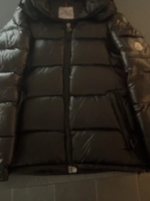Moncler Maya jacka äkta! - Säljer en svart moncler Maya jacka pågrund av att det var fel storlek