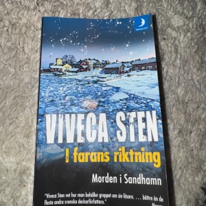 I farans riktning - En spännande bok i serien Morden i Sandhamn. Perfekt för dig som gillar mysterier och kalla, vintriga miljöer. Viveca Sten levererar en deckare som håller dig fast från första sidan!