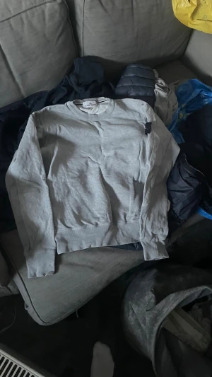 Grå sweatshirt från Stone Island - Säljer en stilren grå sweatshirt från Stone Island. Storlek M